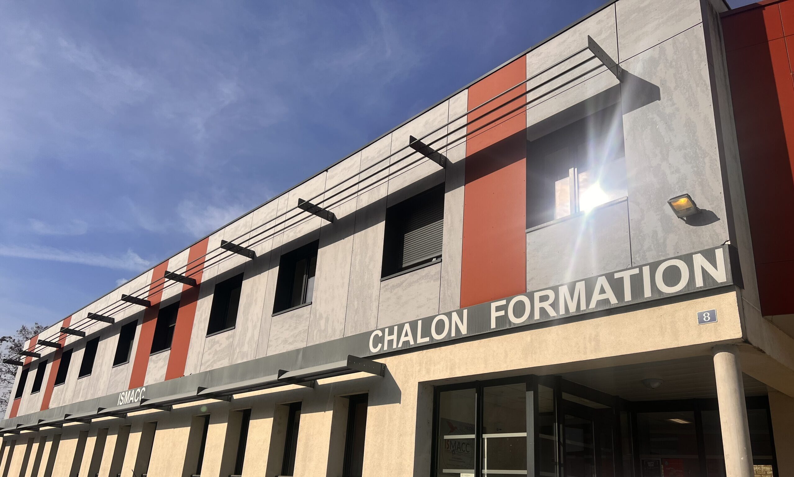 Chalon Formation, une école supérieure spécialiste de la formation en alternance, offrant des programmes allant du Bac 2 à Bac 5 dans le secteur du tertiaire. Situé au 8 rue Georges Maugey, 71100 Chalon-sur-Saône.